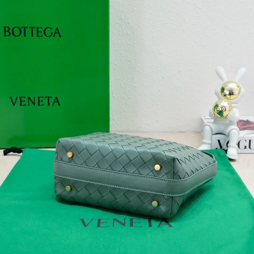 Batch 1360 #BvWallace Shoulder Lunch Bag 🔥 A lunch box bag that you can just grab and go. It is made of classic intrecciato weaving technology and reflects the craftsmanship of Bottega. The entire bag is made of top-grade happa lambskin. It is very soft and lightweight. The small bag shape is cute and exquisite. The interior capacity is also very large and can be carried under the arm. It is quite practical! The bottom of the bag is made of gold metal to prevent wear and tear. The details are really good! Choose this elegant commuting bag for Zaoba people~ Size: 22x13x9.5, model number; 7748#